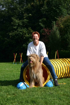 Hund und Trainerin auf dem Spielplatz